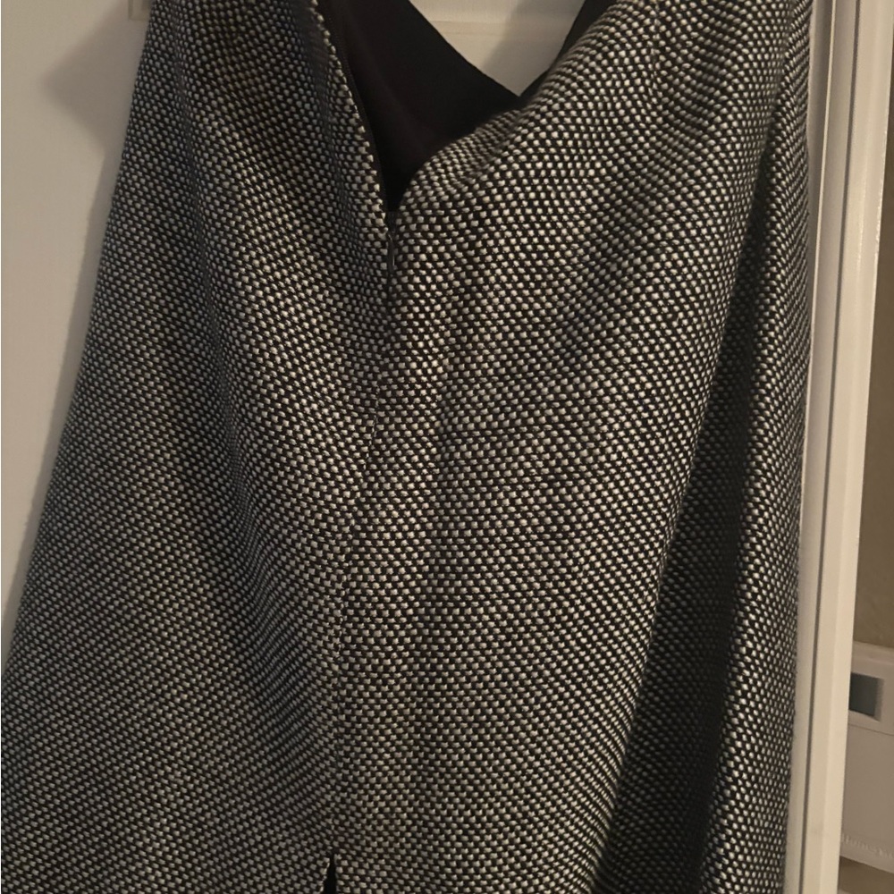 Tahari, size 6 Herringbone black and white suit, NWT